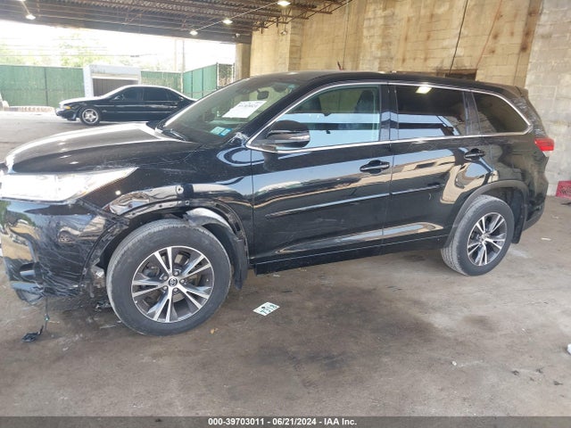 Toyota Highlander Le Plus 2018 5TDBZRFH0JS873875 Image 2