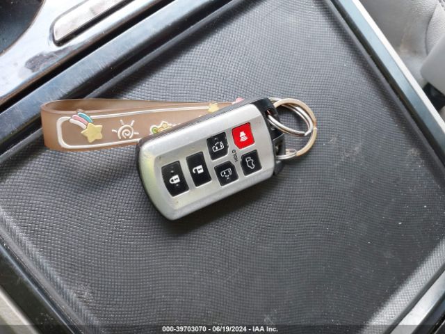 5TDYK3DC7FS684585 Toyota Sienna Xle Premium 8 Passenger