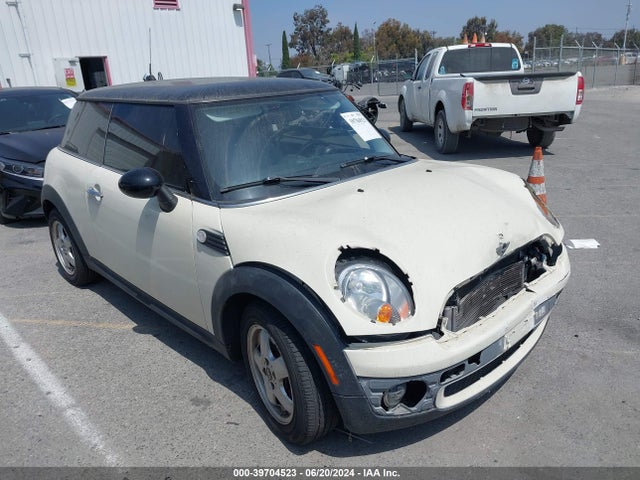 2010 MINI COOPER WMWMF3C58ATZ64867 Photo 0
