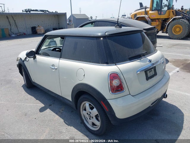 2010 MINI COOPER WMWMF3C58ATZ64867 Photo 2