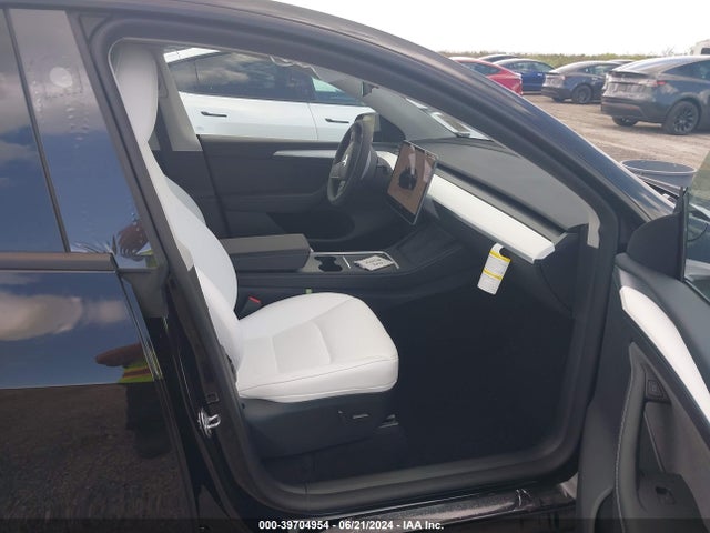 2024 TESLA MODEL Y 7SAYGDED8RF092915 Photo 4