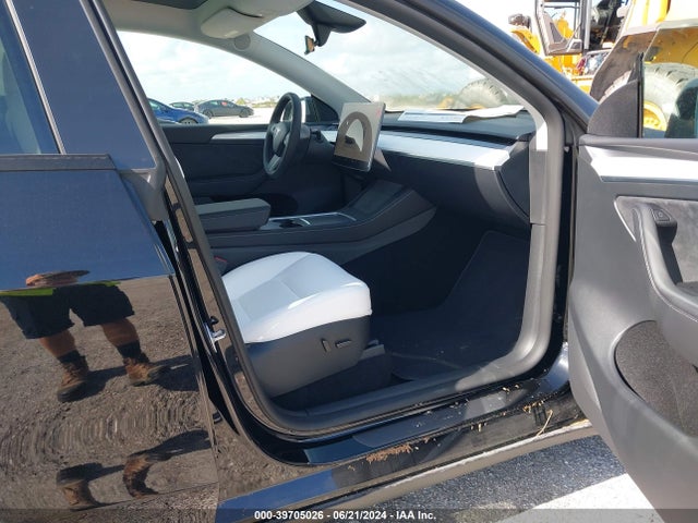 2024 TESLA MODEL Y 7SAYGDED5RF084030 Photo 4