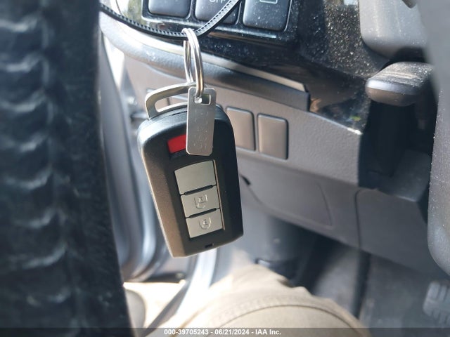JA4AZ3A36FZ000216 Mitsubishi Outlander Se