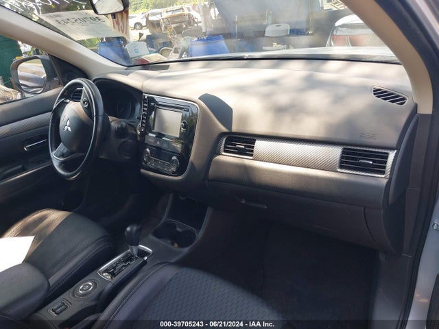 JA4AZ3A36FZ000216 Mitsubishi Outlander Se