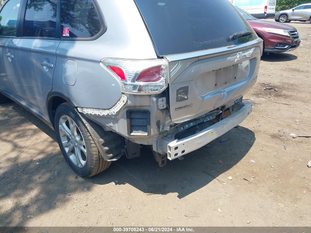 JA4AZ3A36FZ000216 Mitsubishi Outlander Se