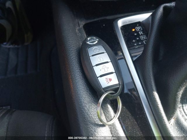 KNMAT2MT1HP618913 Nissan ROGUE SV