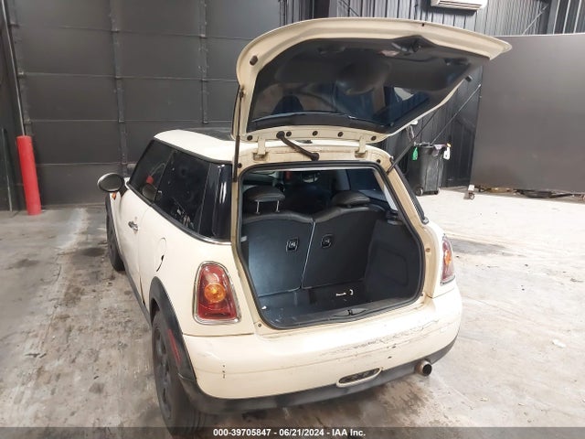 2007 MINI COOPER WMWMF33597TT58342 Photo 2