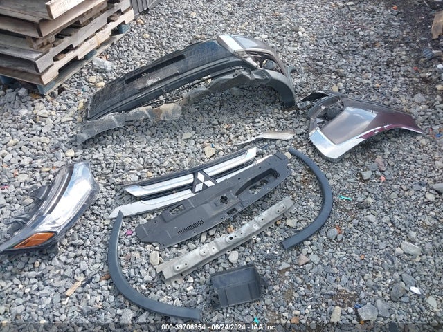 JA4AD2A39JZ070830 Mitsubishi Outlander Es