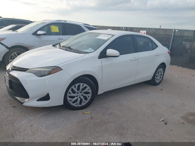 Toyota COROLLA LE 2018 5YFBURHE0JP760616 Image 2