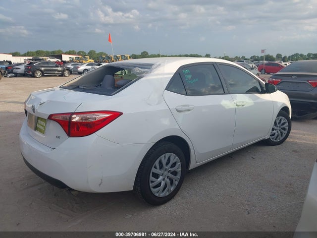 Toyota COROLLA LE 2018 5YFBURHE0JP760616 Image 4