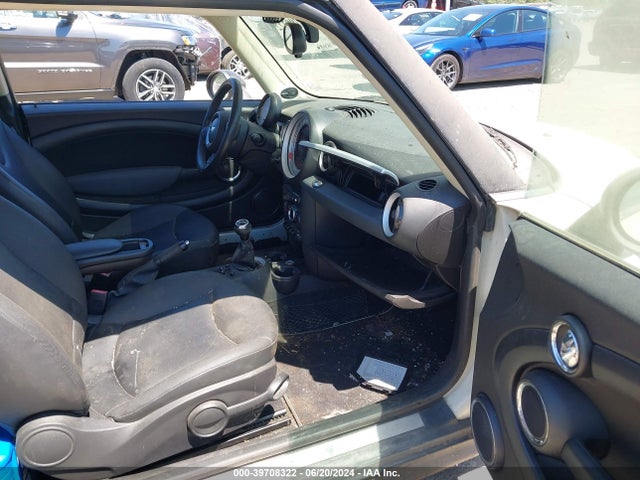 2011 MINI COOPER CLUBMAN WMWZF3C59BTX82165 Photo 4