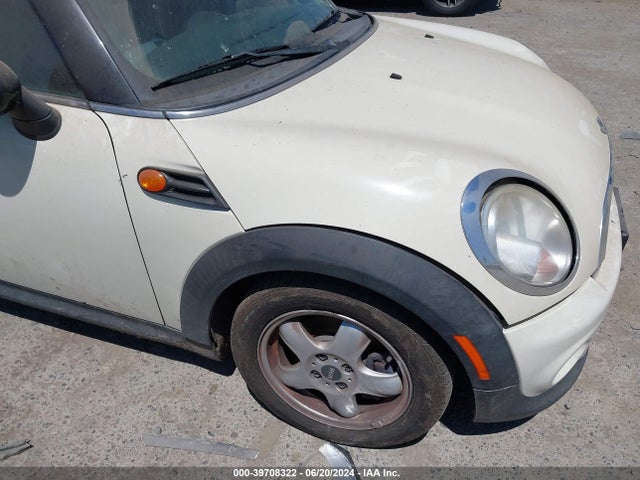 2011 MINI COOPER CLUBMAN WMWZF3C59BTX82165 Photo 5