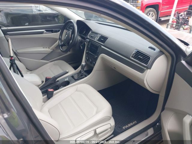 1VWDT7A33HC012824 Volkswagen Passat 1.8t R-line