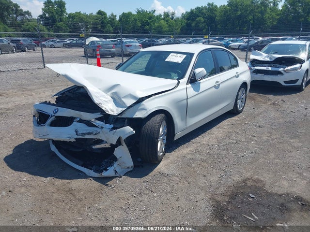 BMW 320i 2018 WBA8E1G54JNU90441 Image 2