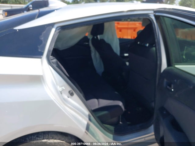 Toyota Prius Two 2018 JTDKBRFU2J3590316 Image 8