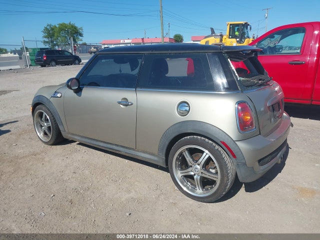 2007 MINI COOPER S WMWMF73557TL92625 Photo 2