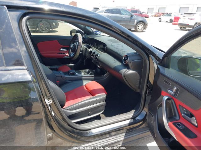 WDD3G4EB6KW019460 Mercedes-Benz A 220