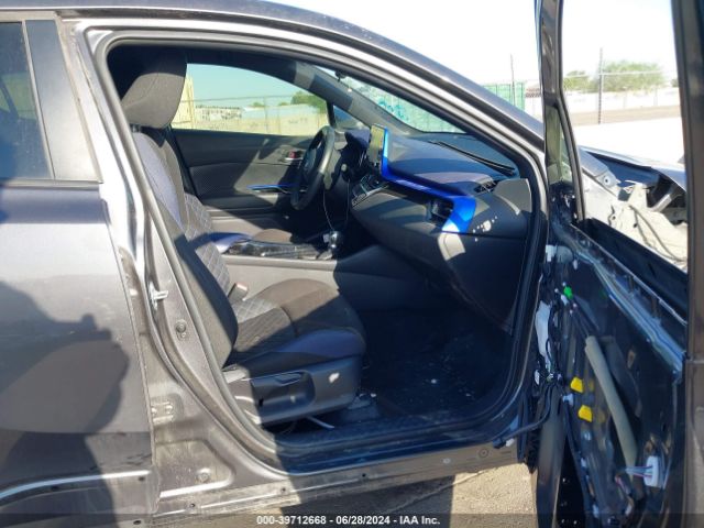 JTNKHMBX2L1065588 Toyota C-HR XLE