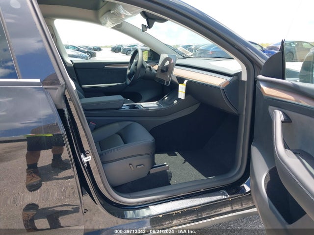 2024 TESLA MODEL Y 7SAYGDED6RF085011 Photo 4