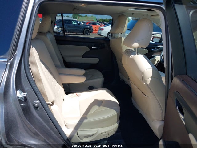 Toyota Highlander Xle 2022 5TDGZRBH4NS585925 Image 8