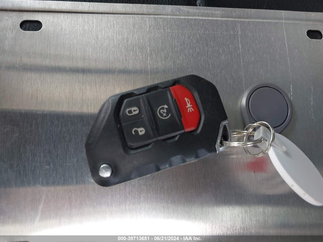 1C4HJXEG4JW135950 Jeep Wrangler Unlimited Sahara 4x4