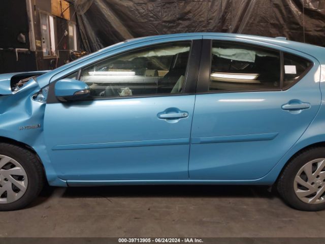 JTDKDTB32F1106555 Toyota Prius C One