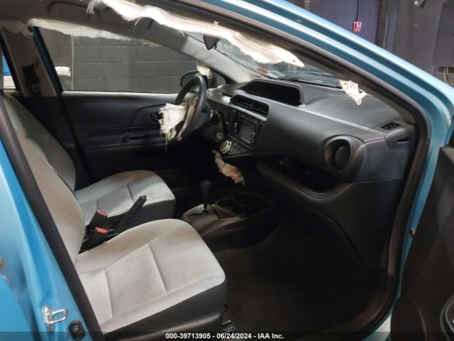 JTDKDTB32F1106555 Toyota Prius C One