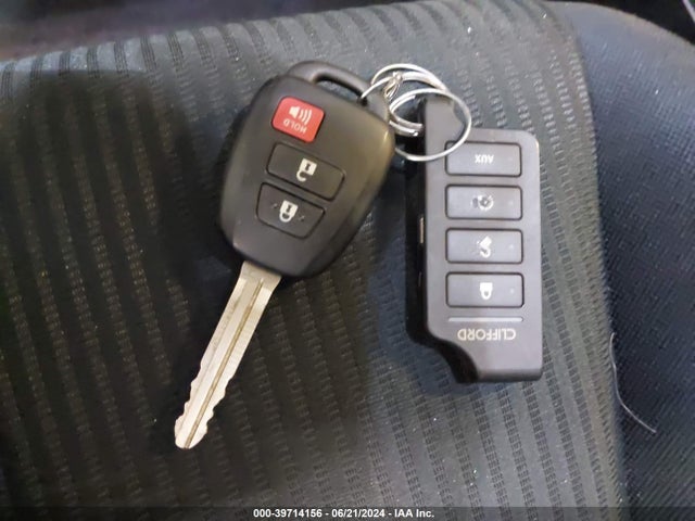 Toyota RAV4 LE 2018 JTMBFREV9JJ178694 Image 11
