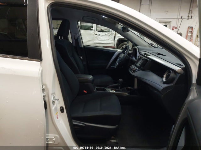 Toyota RAV4 LE 2018 JTMBFREV9JJ178694 Image 5