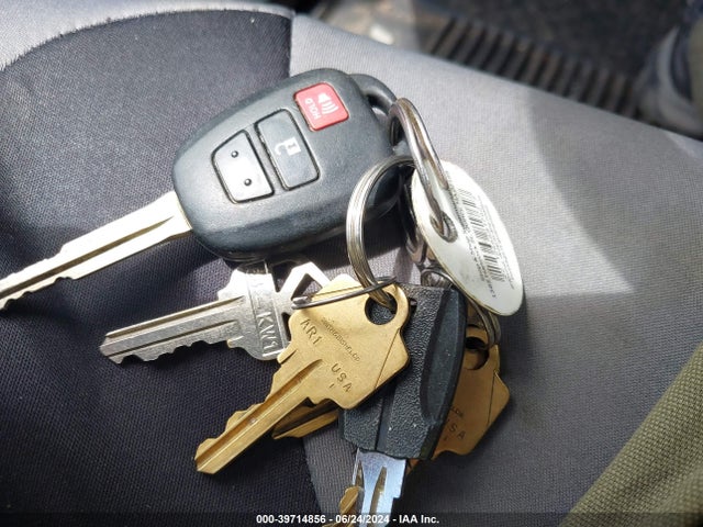 Toyota RAV4 LE 2018 JTMBFREV5JJ230449 Image 11