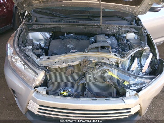 Toyota Highlander Le Plus 2018 5TDBZRFH1JS825978 Image 10