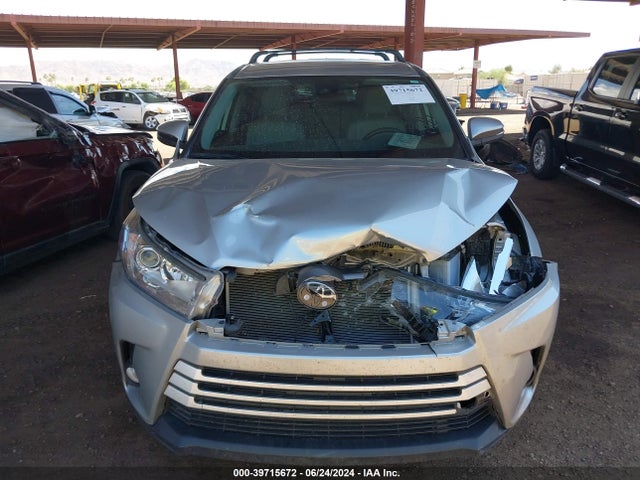 Toyota Highlander Le Plus 2018 5TDBZRFH1JS825978 Image 12