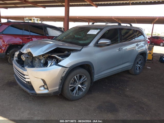 Toyota Highlander Le Plus 2018 5TDBZRFH1JS825978 Image 2
