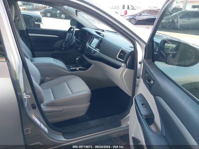 Toyota Highlander Le Plus 2018 5TDBZRFH1JS825978 Image 5