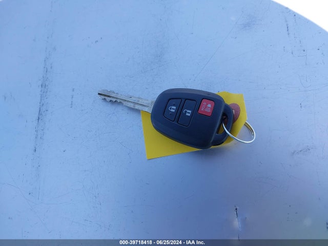 Toyota RAV4 LE 2018 JTMZFREV3JJ728079 Image 11