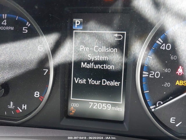 Toyota RAV4 LE 2018 JTMZFREV3JJ728079 Image 16