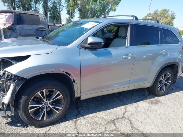 Toyota Highlander Le Plus 2018 5TDBZRFHXJS835084 Image 15