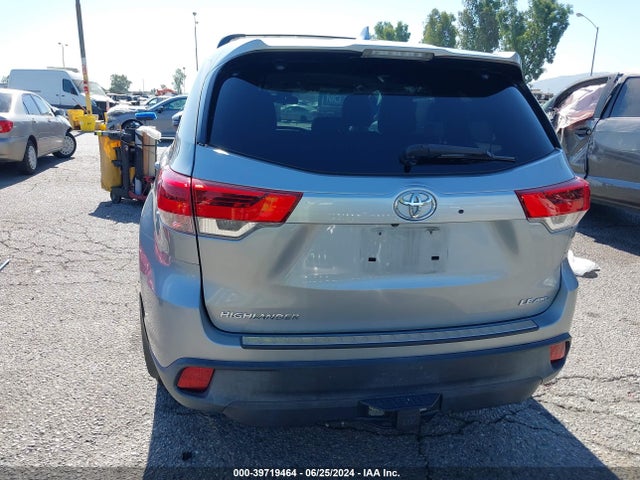 Toyota Highlander Le Plus 2018 5TDBZRFHXJS835084 Image 17