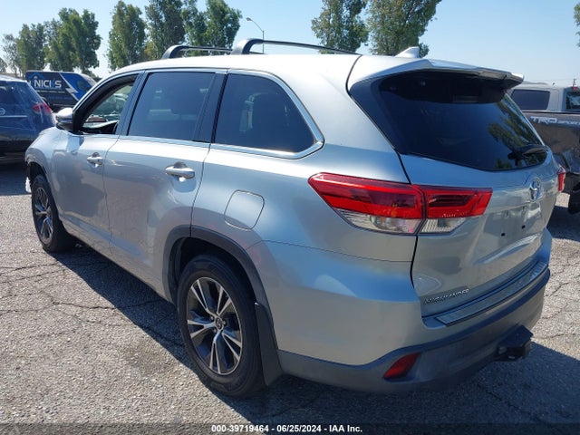 Toyota Highlander Le Plus 2018 5TDBZRFHXJS835084 Image 3