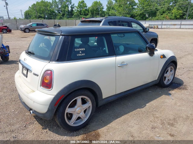 2007 MINI COOPER WMWMF335X7TT50928 Photo 3