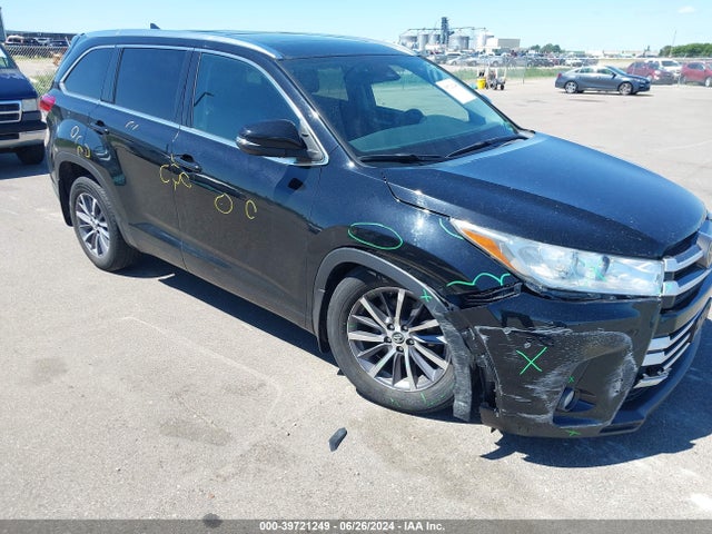 Toyota Highlander Xle 2018 5TDJZRFH1JS800235 main image