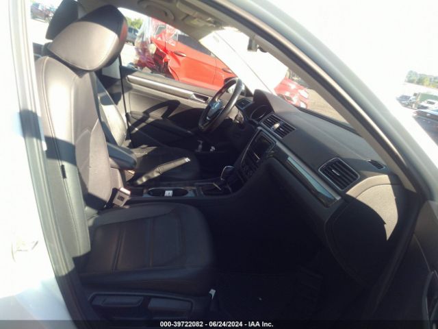 1VWBT7A33GC005698 Volkswagen Passat 1.8t Se