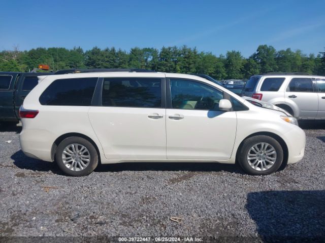 5TDYZ3DC5HS798146 Toyota Sienna Xle 8 Passenger