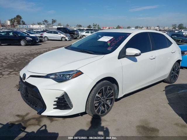 Toyota COROLLA SE 2018 5YFBURHE8JP826913 Image 2