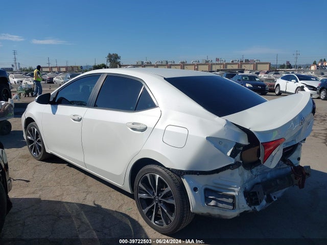 Toyota COROLLA SE 2018 5YFBURHE8JP826913 Image 3