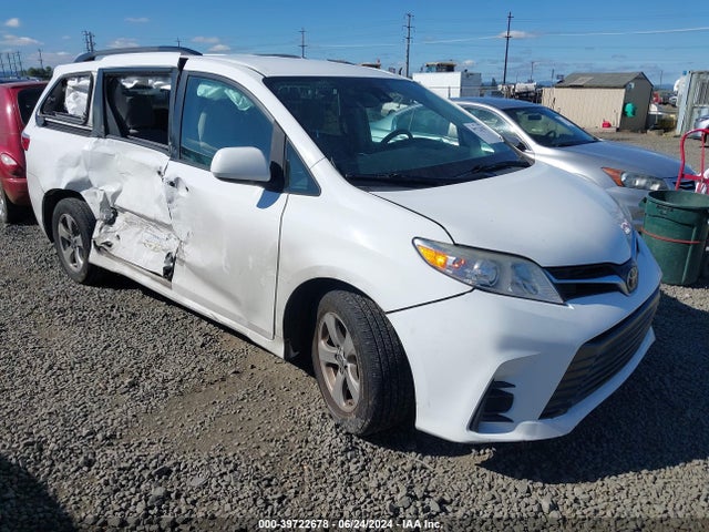 Toyota Sienna Le 8 Passenger 2018 5TDKZ3DC1JS906192 головне зображення