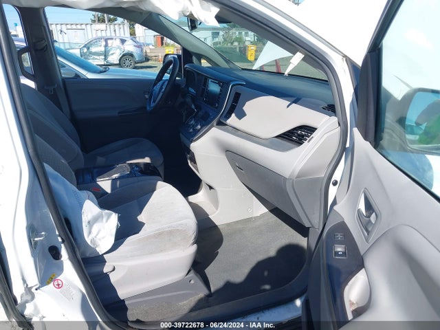 Toyota Sienna Le 8 Passenger 2018 5TDKZ3DC1JS906192 Image 5