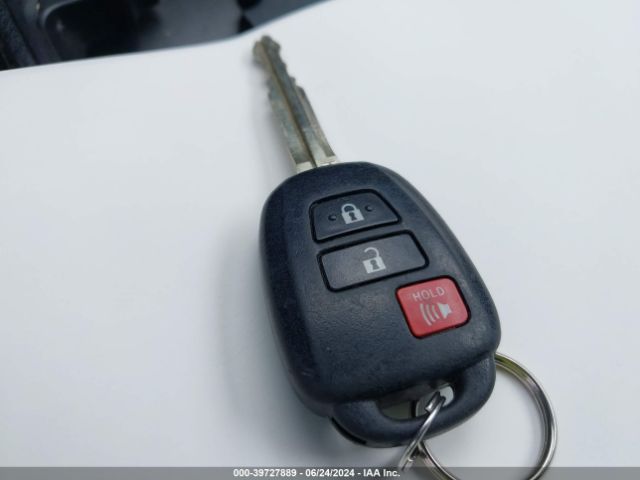 2T3BFREV0GW415437 Toyota RAV4 LE