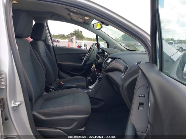 3GNCJNSB6KL196769 Chevrolet TRAX LS