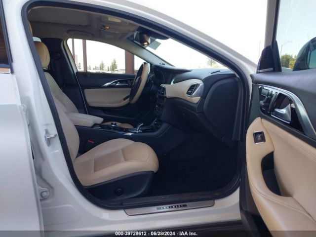 SJKCH5CR9JA049865 Infiniti Qx30 Premium